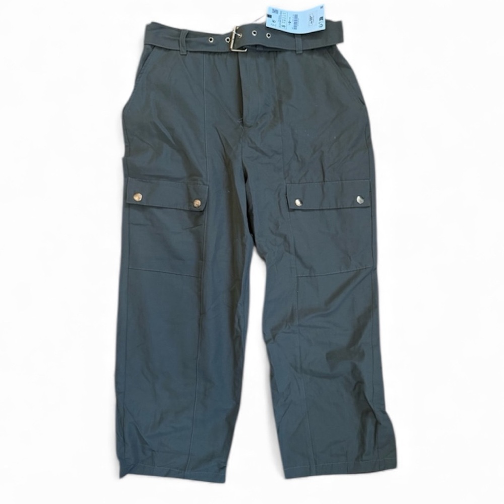 Zara. Olive green cropped pants. size S